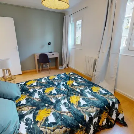 Rent this 3 bed apartment on 20 Rue du Lieu de Santé in 76000 Rouen, France