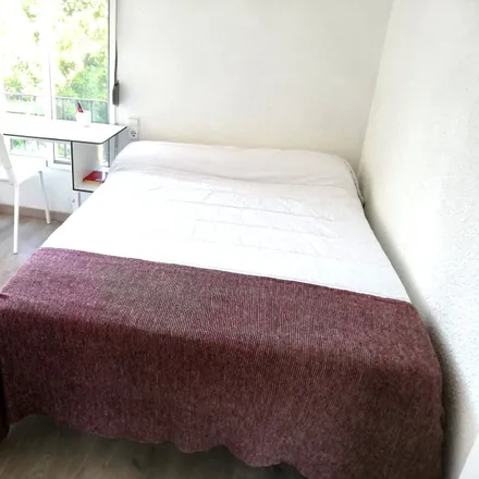 Rent this 4 bed room on Avinguda de Burjassot in 259, 46015 Valencia