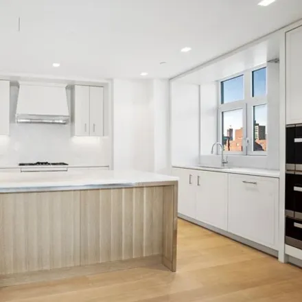 Rent this 3 bed apartment on 200 East 83rd Street in New York, NY 10028