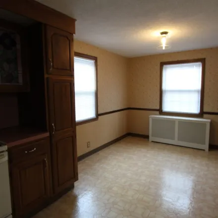 Image 2 - 248 East Robbins Avenue, Newington, CT 06111, USA - Apartment for rent