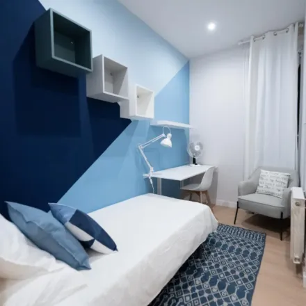 Rent this 6 bed apartment on El Corte Inglés in Catalonia Square, 14