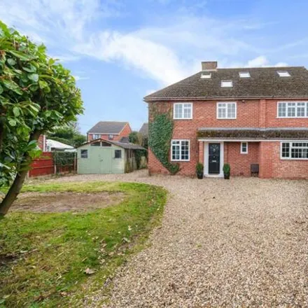 Rent this 6 bed house on Walton Close in Hereford, HR2 6BJ
