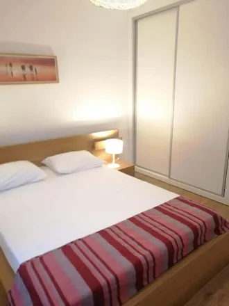 Rent this 2 bed apartment on Avenida Jaime Cortesão 37 in 2910-541 Setúbal, Portugal