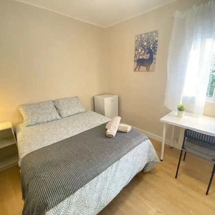 Rent this 2 bed room on Madrid in Avenida de la Albufera, 100