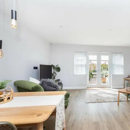 Image 3 - Ringwood Road, Highcliffe-on-Sea, BH23 5RD, United Kingdom - Townhouse for sale