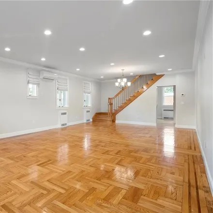 Image 3 - 2384 East 17th Street, New York, NY 11229, USA - Townhouse for sale