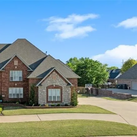 Buy this 5 bed house on 2404 Willow Bend Circle in Springdale, AR 72762