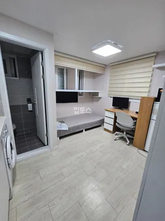 Rent this studio apartment on 서울특별시 성북구 동선동3가 116