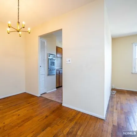 Image 5 - 33 Exeter Road, Greenville, Jersey City, NJ 07305, USA - Townhouse for sale