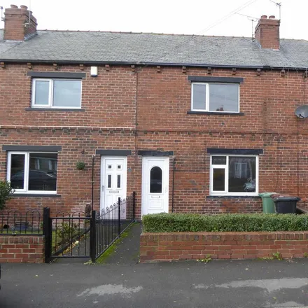 Rent this 2 bed townhouse on Greenfield Avenue in Drighlington, LS27 7AH