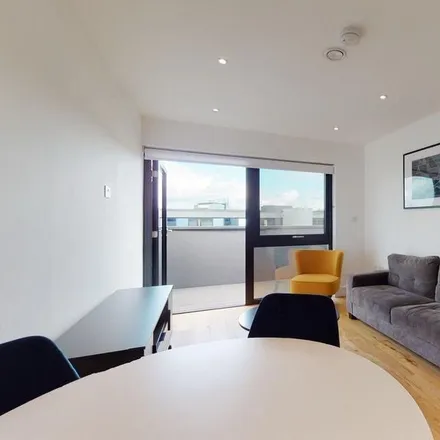 Rent this 1 bed apartment on Great West Road in London, TW8 9GN