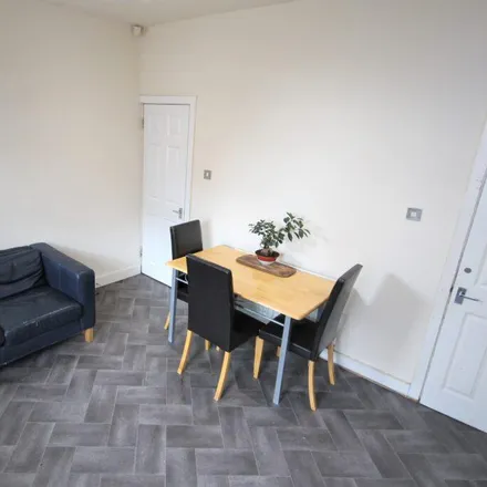 Image 6 - Knowle Mount, Leeds, LS4 2PJ, United Kingdom - Room for rent