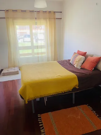 Rent this 2 bed room on Alda do Espírito Santo in Rua José de Azambuja Proença, 2780-216 Oeiras
