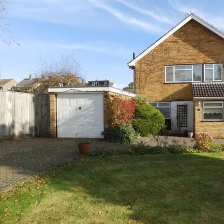 Rent this 3 bed duplex on Roundhill Road in Royal Tunbridge Wells, TN2 5HH