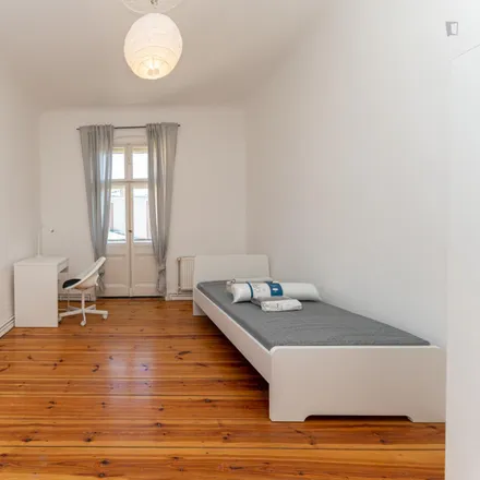 Rent this 3 bed room on Boxi Spätshop in Boxhagener Straße, 10245 Berlin