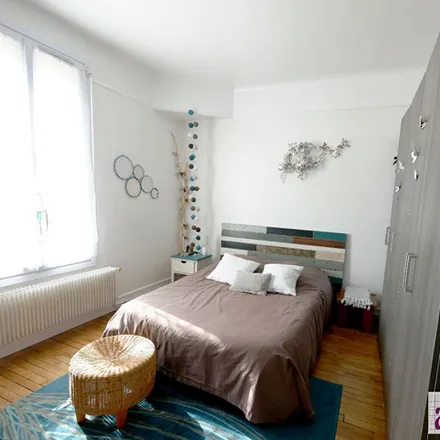 Rent this 2 bed apartment on 90 Avenue Henri Barbusse in 94240 L'Haÿ-les-Roses, France