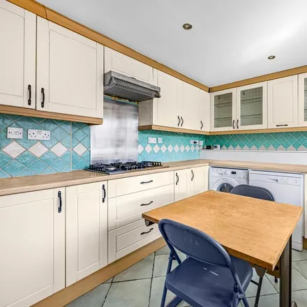 Image 3 - Olley Close, London, SM6 9DJ, United Kingdom - Townhouse for rent