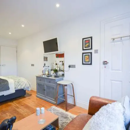 Image 8 - 24 Burnell Avenue, London, TW10 7YE, United Kingdom - Apartment for rent