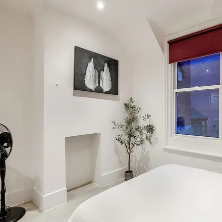 Rent this 2 bed townhouse on Tunbridge Wells in TN1 2PS, United Kingdom