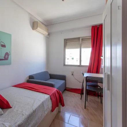 Rent this 6 bed room on Escultor J. Capuz (parell) - la Plata in Carrer de l'Escultor Josep Capuz, 46005 Valencia