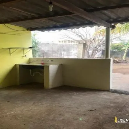 Buy this 4 bed house on Avenida Antônio Thomaz Ferreira de Rezende in Marta Helena, Uberlândia - MG