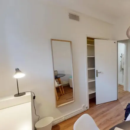 Rent this 3 bed room on 8 Rue de la Crèche in 75017 Paris, France