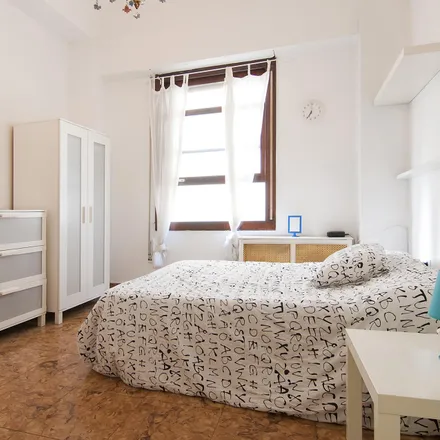 Rent this 6 bed room on Carrer de Sant Vicent Màrtir in 24, 46002 Valencia