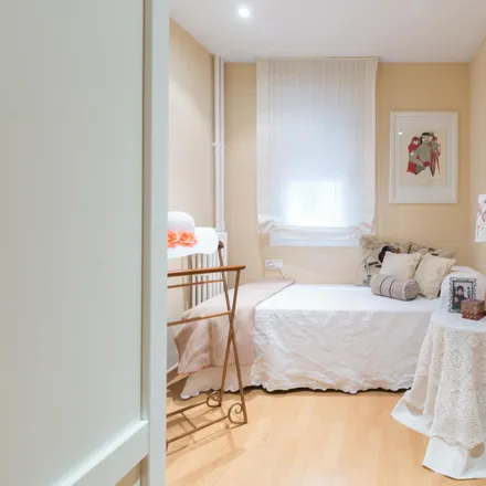 Rent this 4 bed room on Calle de Juan Duque in 47, 28005 Madrid