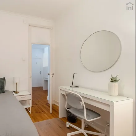 Rent this 6 bed room on Rua Barão de Sabrosa