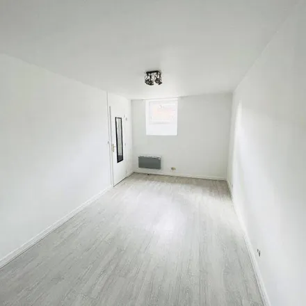 Image 1 - 7 Place de la Barre, 71000 Mâcon, France - Apartment for rent