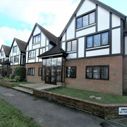 Image 6 - Cleves Court, Warwick Road, Knotty Green, HP9 2PE, United Kingdom - Apartment for rent