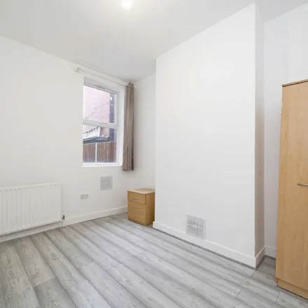 Image 6 - Gassiot Road, London, SW17 8LB, United Kingdom - Apartment for rent