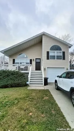 Rent this 4 bed house on 160 Argyle Drive West in Brookhaven, Shirley