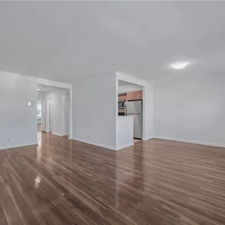 Image 3 - 56-14 208th Street, New York, NY 11364, USA - House for sale