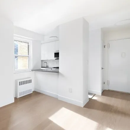 Image 4 - 245 East 35th Street, New York, NY 10016, USA - Apartment for sale