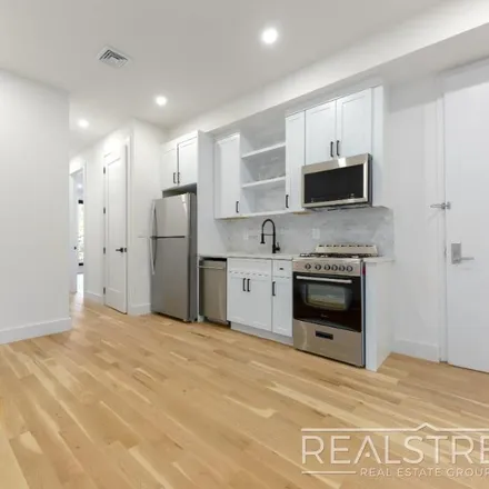 Image 2 - 531 Chauncey Street, New York, NY 11233, USA - House for rent