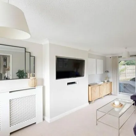 Image 2 - 104 Grattons Drive, Pound Hill, RH10 3DD, United Kingdom - House for sale
