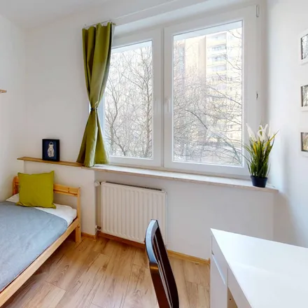 Rent this 4 bed room on Stefana Pieńkowskiego 5 in 02-668 Warsaw, Poland