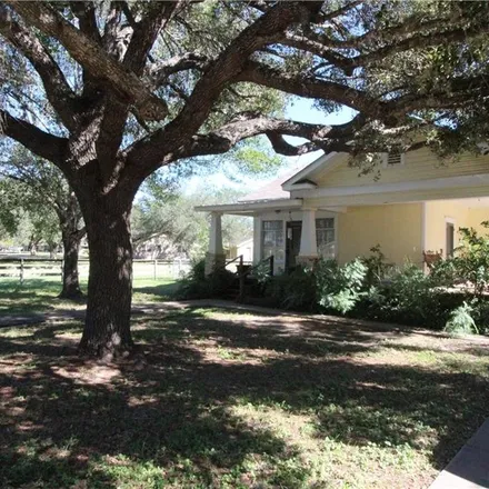 Image 2 - 1211 Terrell Street, Cuero, TX 77954, USA - House for sale