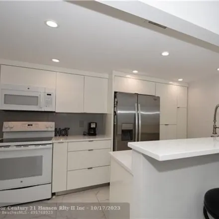 Image 3 - 6045 Bayview Drive, Fort Lauderdale, FL 33308, USA - Townhouse for sale
