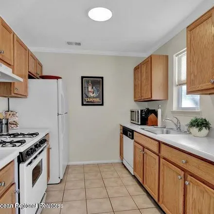 Rent this 3 bed apartment on T. Thomas Fortune Cultural Center in 94 West Bergen Place, Red Bank