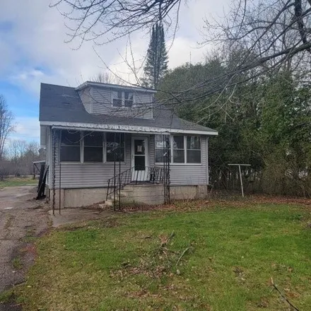 Buy this 4 bed house on 3333 West Cleveland Avenue in Marinette, WI 54143