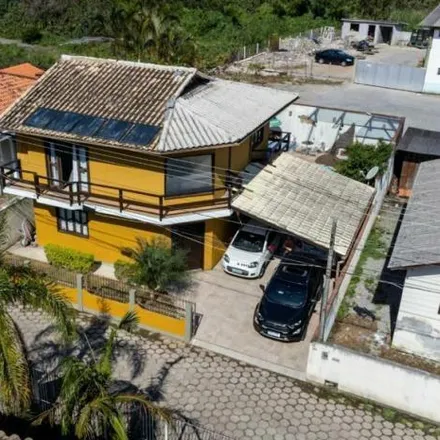 Rent this 4 bed house on Servidão Farias in Rio Tavares, Florianópolis - SC