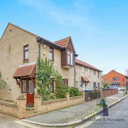 Buy this 3 bed duplex on Simms Road in London, SE1 5QN