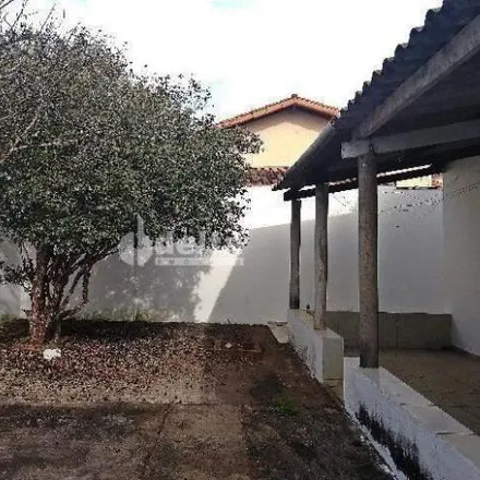 Buy this 3 bed house on Rua Édson Doelinha Cury in Laranjeiras, Uberlândia - MG