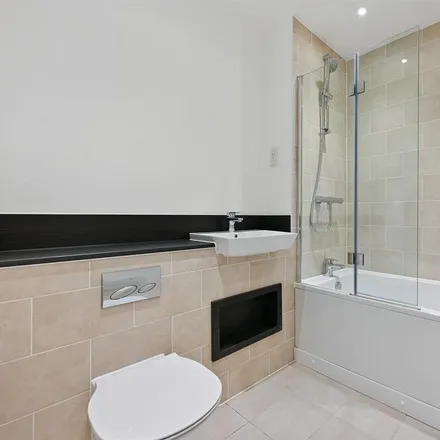 Image 4 - Western Avenue, London, W3 7AY, United Kingdom - Apartment for rent