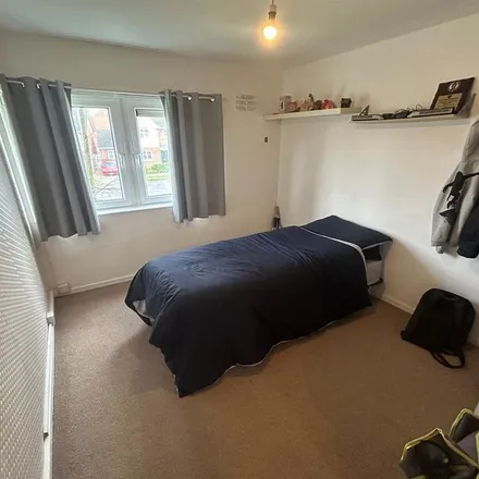 Image 2 - Warstones Rd / Warstones Drive, Warstones Road, Wolverhampton, WV4 4LD, United Kingdom - Apartment for rent