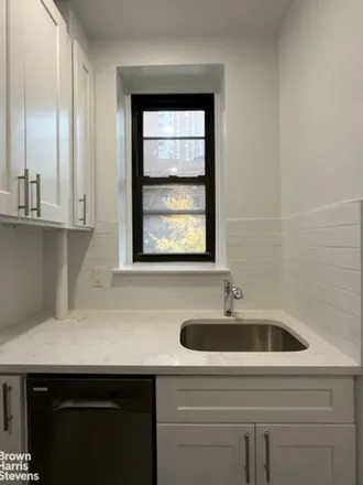 Image 2 - 245 E 37th St Apt 3g, New York, 10016 - Apartment for rent