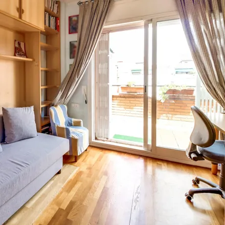 Rent this 4 bed room on Castillo Motors in Carrer d'Almería, 14