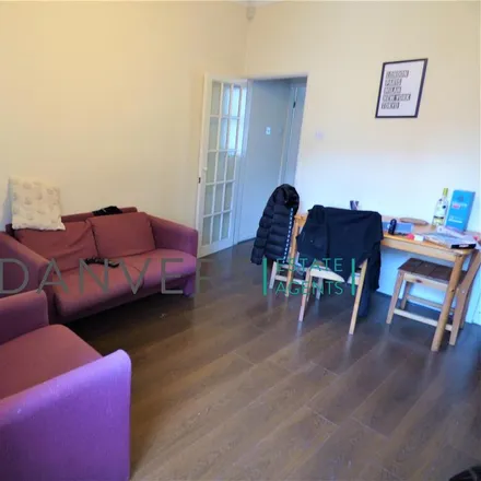 Rent this 3 bed townhouse on De Montfort University in Castle View, Leicester